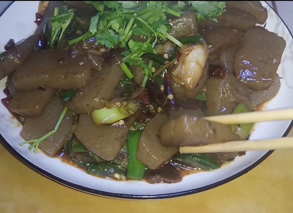 魔芋豆腐与腌菜，家常美食的奇妙组合