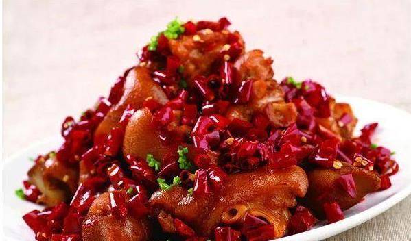 熏猪蹄炖豆腐，美食与健康的完美融合