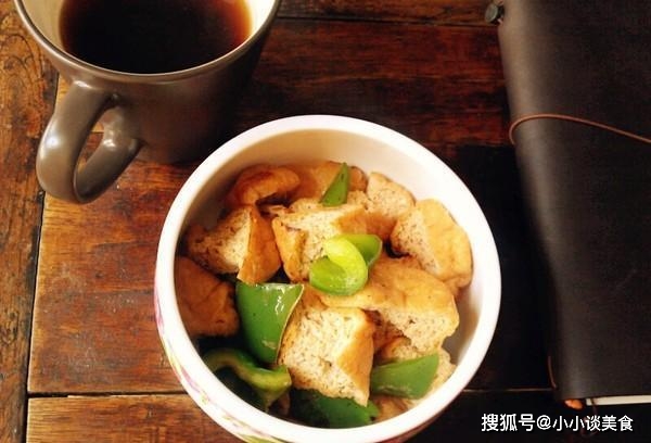 牛油炖油豆腐，家常美食的魅力与做法揭秘