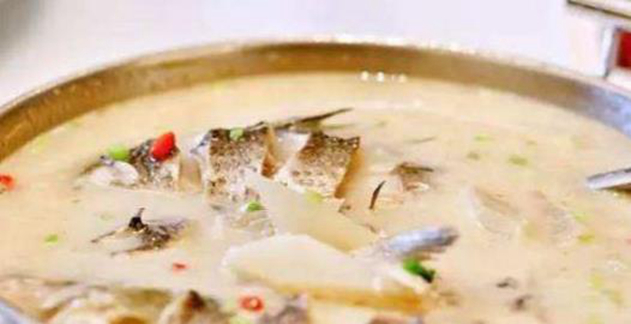 鲫鱼炖豆腐虾仁，鲜美营养的家常美食攻略