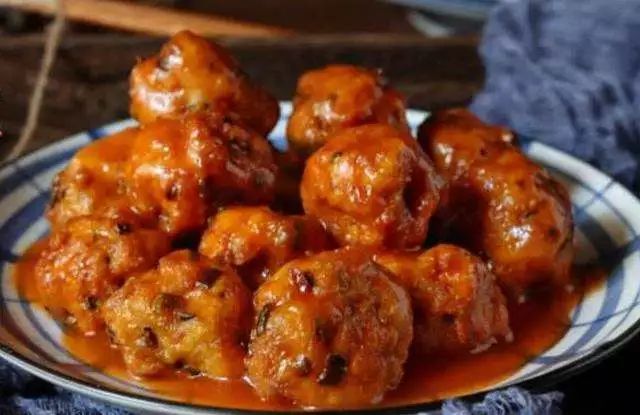 饭店秘制炒鱼豆腐丸子，家常美食的升级之道