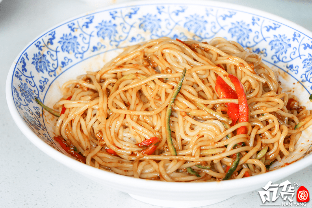 正宗天津炸酱面的魅力，传承与创新的美食佳肴