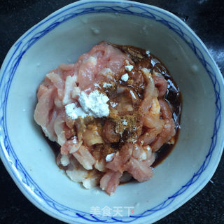 豆腐泡煮肉丝，家常美食的全新演绎