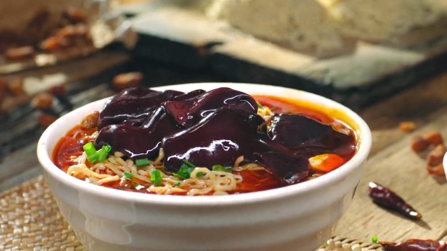 蘸水血旺豆腐，家常美食的醇香魅力