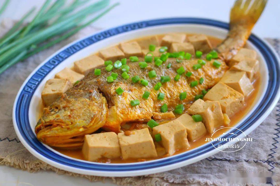 砂锅烧黄鱼豆腐，鲜美滋味，暖胃养生一锅端
