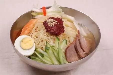 夏日消暑佳品，凉菜酸辣冻豆腐的制作与食用