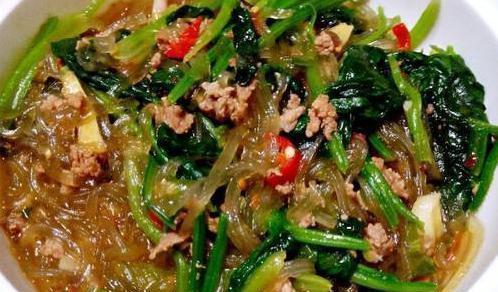豆腐土豆菠菜粉条炖，家常美食的温暖味道