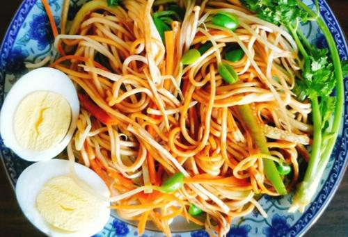 黄瓜鸡蛋拌面，清爽夏日，简单易做的家常美食
