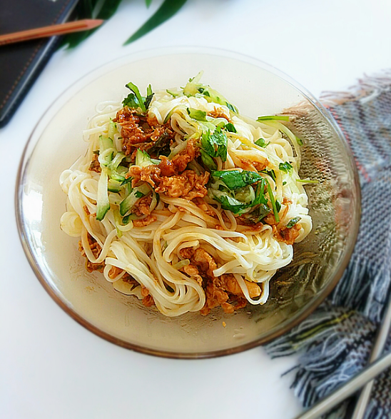 黄瓜鸡蛋拌面，清爽夏日，简单易做的家常美食