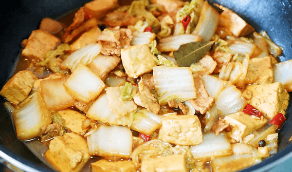 豆腐火腿肠白菜煲，温暖家常的美味炖菜