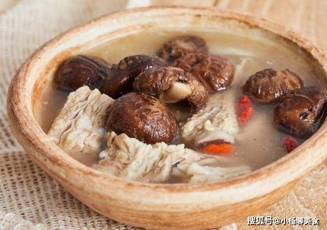 黄花蘑菇煲汤的做法
