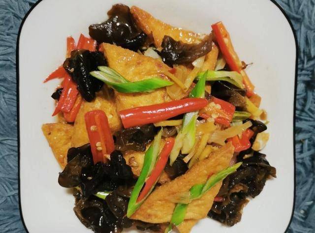 木耳辣子炒豆腐，家常美食的别样风味