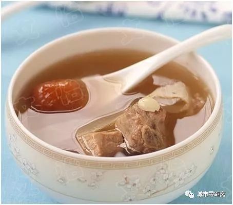 白萝卜炖牛骨汤，滋养身心，温暖冬季的醇香佳品