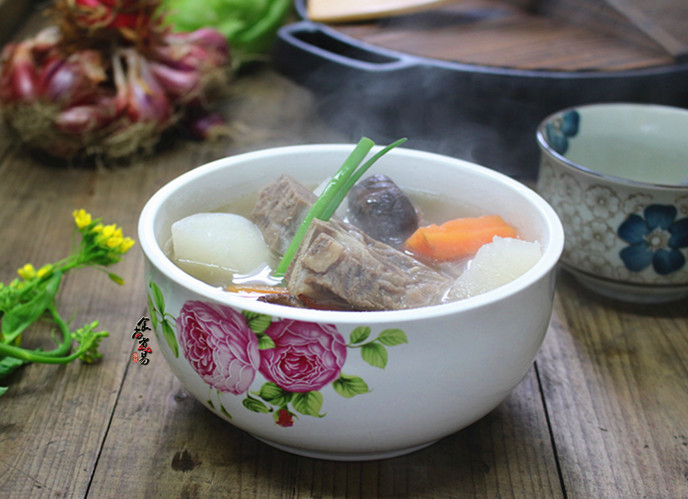 白萝卜炖牛骨汤，滋养身心，温暖冬季的醇香佳品