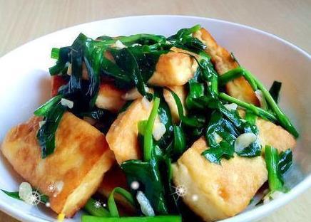 蒜苗豆腐素炒，家常美食的健康升级之道