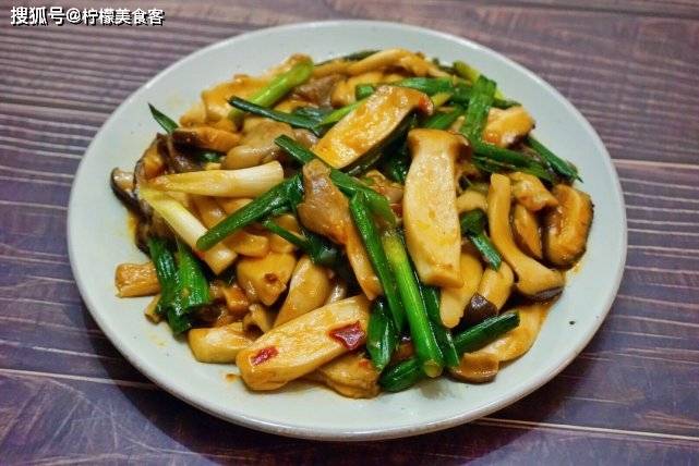 蒜苗豆腐素炒，家常美食的健康升级之道