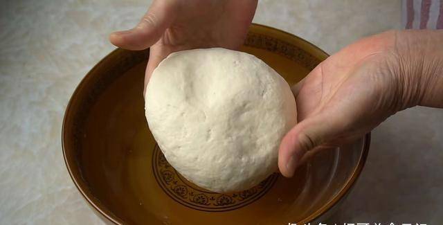捏面团的艺术，教你制作美味手工面食的秘诀