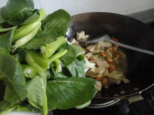 豆腐菜心炒面条的做法