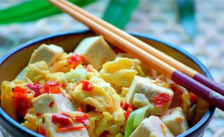 鸡蛋炒豆腐皮蛋，家常美食的绝妙搭配