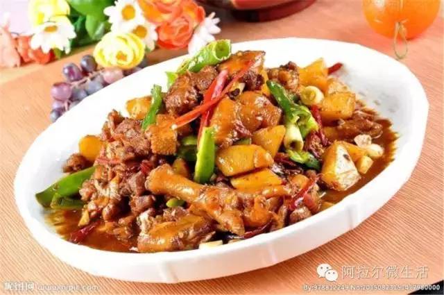大盘鸡面的魅力，美味与营养的完美融合