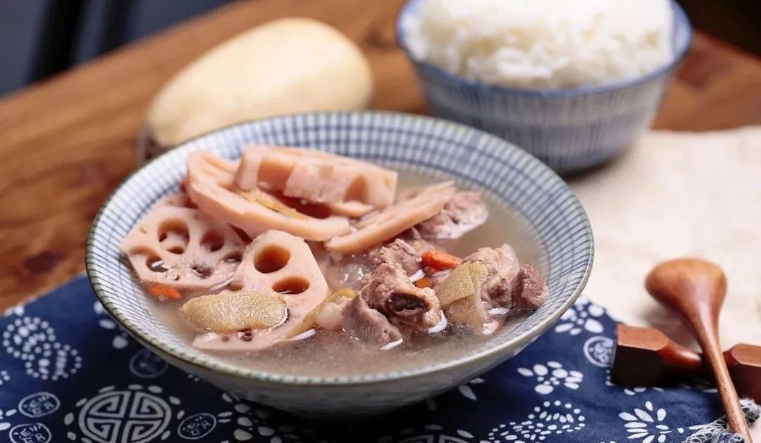 藕炖猪肚，滋养身心的一碗醇厚佳肴