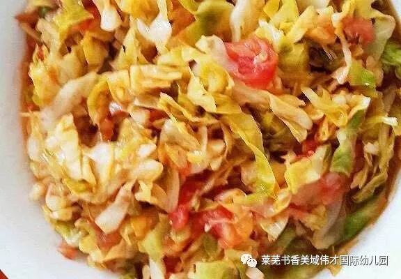 家常美食新滋味，干豆腐西红柿甘蓝炖出的营养佳肴