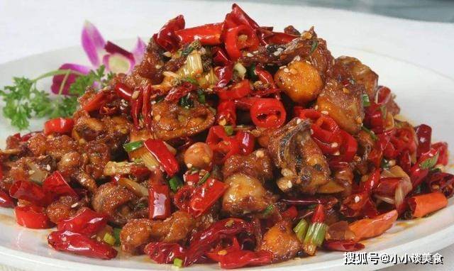 家常美食的魅力，自制麻辣熟肥肠的独到美味