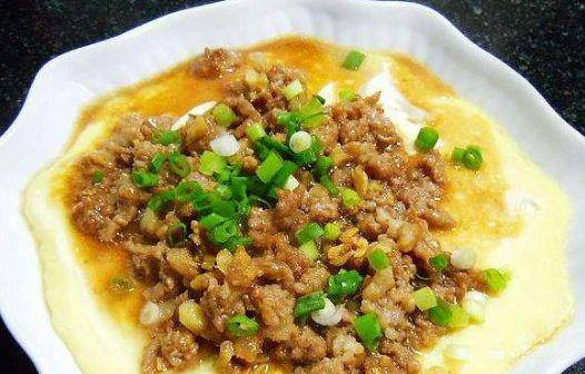 血豆腐炒腊味，传统美食的魅力与家常做法解析