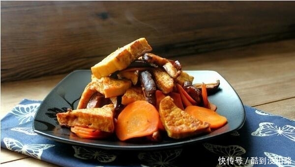 豆腐炒辣椒肉片，家常美食的全新风味体验