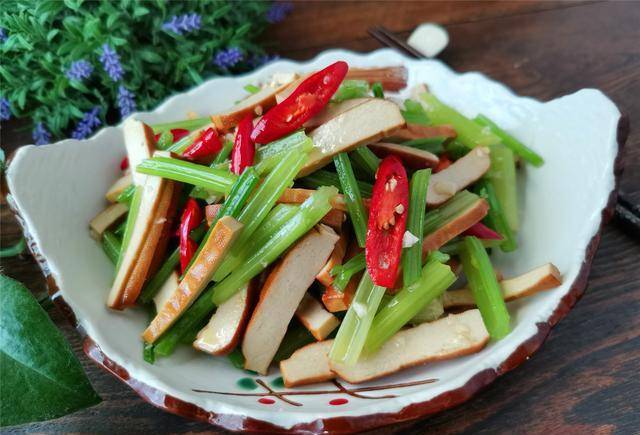 夏日清爽凉拌，豆腐卷与芹菜的完美融合