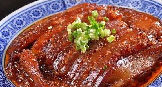 家常美食的魅力，泡胖子豆腐扣肉的做法与功效解析