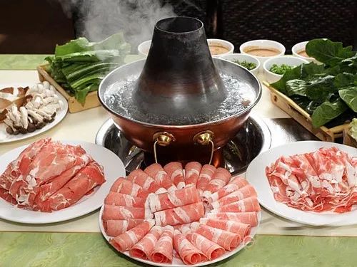 速涮羊肉，冬日里的温暖美味瞬间