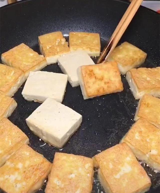 贵州街边烤豆腐，香气四溢的民间美味
