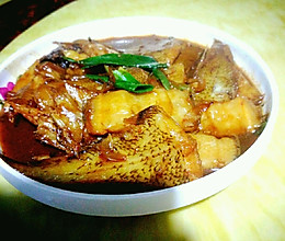 米豆腐烧鱼，家常美味，营养滋补的双重享受