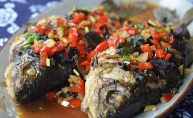 米豆腐烧鱼，家常美味，营养滋补的双重享受